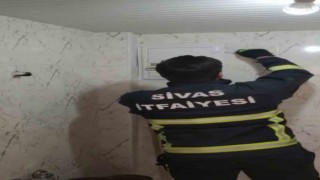 Havalandırma boşluğunda mahsur kaldı, itfaiye ekiplerince kurtarıldı