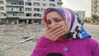 Her gün geldiği enkaz bölgesinde, komşuları ve arkadaşları için gözyaşı döküyor