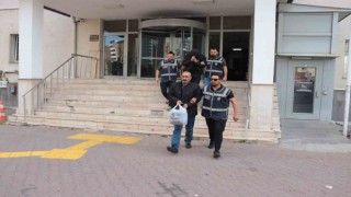 Hırsızlık suçundan aranan 2 kişi yakalandı