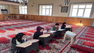 Hisarcıkta çocuklara camide Kuran eğitimi aralıksız devam ediyor