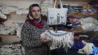 Hobisini mesleğe dönüştürdü: İlmek ilmek desenler işlediği kumaşlar büyük ilgi görüyor