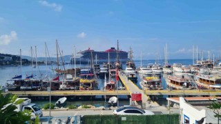 İki gemi ile Bodruma 1982 yolcu geldi