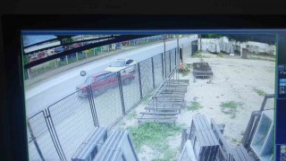 İki otomobilin çarpıştığı kaza kamerada