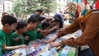 İlk defa kitap fuarı düzenlenen ilçede yazarlar okurlarıyla buluştu