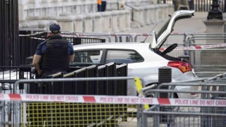 İngilterede Başbakanlık Ofisinin bulunduğu caddenin kapısına araç çarptı