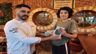İplik gibi kadın yediği çöp şişlerle rekor üstüne para kazandı