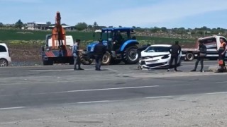 İş makinesi ile otomobil çarpıştı: 4 yaralı