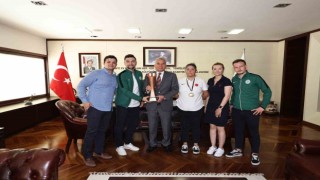 İşitme engelli sporcular Başkan Zolanla buluştu
