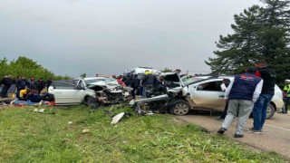Ispartada iki otomobil çarpıştı: 1 ölü, 4 yaralı