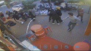 İstanbulda dehşet anları kamerada: Araç yayaların arasına daldı