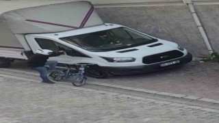 İstanbulda komedi filmi gibi hırsızlık kamerada: Camı patlattı, çaldı yere düşürdü, tekrar alıp kaçtı
