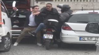 İstanbulda satırlı dehşet kamerada: Yumruk atıp kuryeye saldırdı