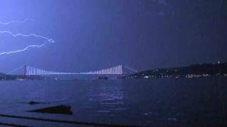 İstanbulda şimşekler geceyi aydınlattı