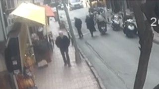 İstanbulda yaşlı çifte kapkaç kamerada: Polis siyah bantlı plakadan çözdü