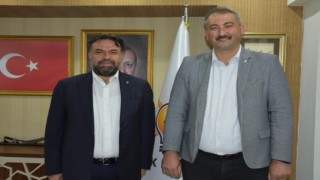 İstifa eden Gelecek Partisi Balıkesir İl Başkanı AK Parti rozeti taktı