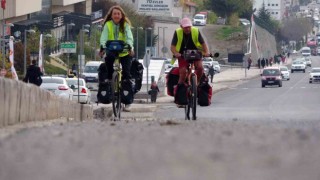 İsviçreli çift, çok özledikleri torunlarına kavuşmak için pedal çeviriyor