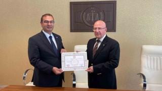 İYİ Parti Çanakkale Milletvekili Rıdvan Uz mazbatasını aldı
