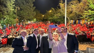 İzmirde AK Partiden miting havasında konser