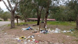 İzmirde çocuk ormanının sorumsuz ziyaretçileri alanı çöp içinde bırakıyor