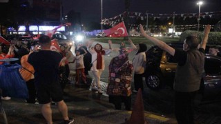 İzmirde Erdoğanın zaferi kutlandı