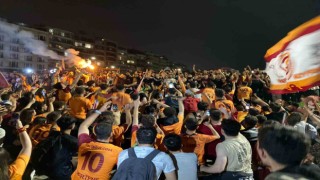 İzmirde Galatasarayın şampiyonluğu coşkuyla kutlandı