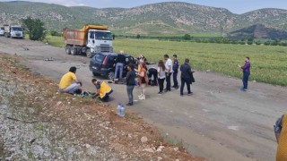 İzmirde iki otomobil kafa kafaya çarpıştı: 6 yaralı
