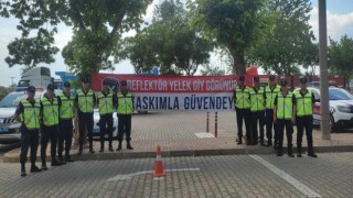 İzmirde jandarma 300 reflektif yelek dağıttı