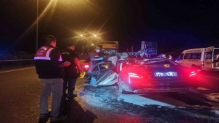 İzmirde otomobil tıra ok gibi saplandı: 1 ölü
