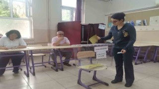 İzmirde oy kullanma işlemleri başladı