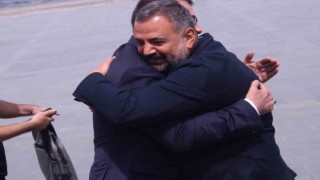 İzmirdeki taşlı-sopalı olayın ardından AK Parti ve CHPli başkanlar sarılarak poz verdi