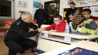 Jandarma görme engelli miniklerin gönüllerine dokundu