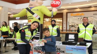 Jandarma polis ekipleri trafik standı açarak bilgilendirme yaptı