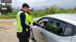 Jandarma ve polis tarafından gerçekleştirilen trafik denetimleri devam ediyor