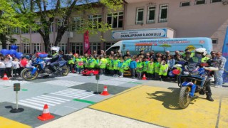 Jandarmadan öğrencilere reflektif yelek