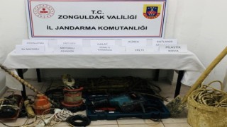 Kaçak kazıda yılan kamerayla yakalandılar