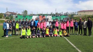 Kadın antrenörün çalıştırdığı erkek futbol takımı şampiyon oldu