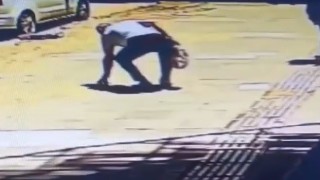 Kadının düşürdüğü cüzdanı başka biri aldı, o anlar kameraya yansıdı