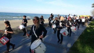 Kadınlar bandosu eşliğinde engelliler farkındalık yürüyüşü