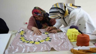 Kadınlar öğrenirken çocukları da eğleniyor