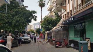 Kafeteryanın üzerinde bulunan binanın balkonu çöktü
