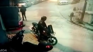 Kağıthanede soğuk kanlı motosiklet hırsızları kamerada