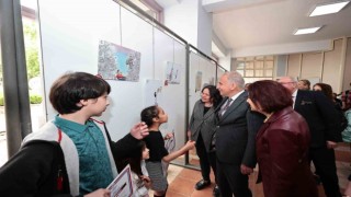 Kahkahaya boğan eserler bu sergide