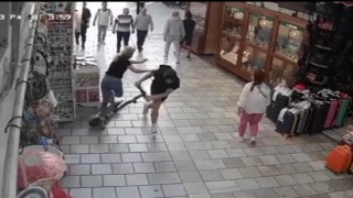 Kalabalığın arasında seyreden scooterlı genç, kadına çarptı