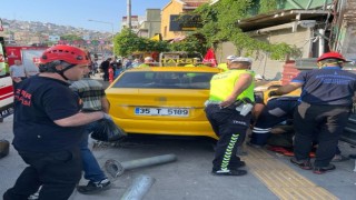Kaldırımda yürürken taksinin altında kaldı