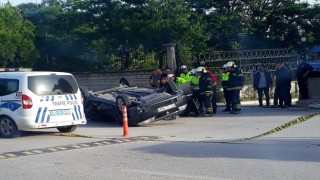 Kaldırımdaki ağaca çarpıp takla atan otomobilin sürücüsü öldü