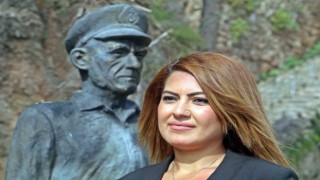 Kaleiçinin simge ismi ‘Mustafa Kaptanın heykelinin omuzundaki güvercin ikinci kez ortadan kayboldu