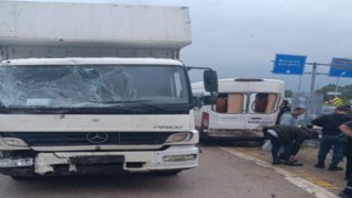 Kamyon işçi servisine çarptı: 7 yaralı