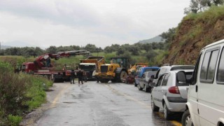 Kamyon şoförünün acelesi, trafiği felç etti