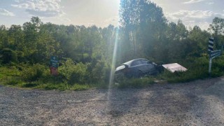 Kamyoneti sollamak isterken yol kenarındaki toprak yığınına çarptı: 6 yaralı