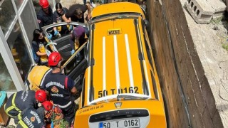 Kamyonetle çarpışan ticari taksi bahçeye düştü: 2 yaralı